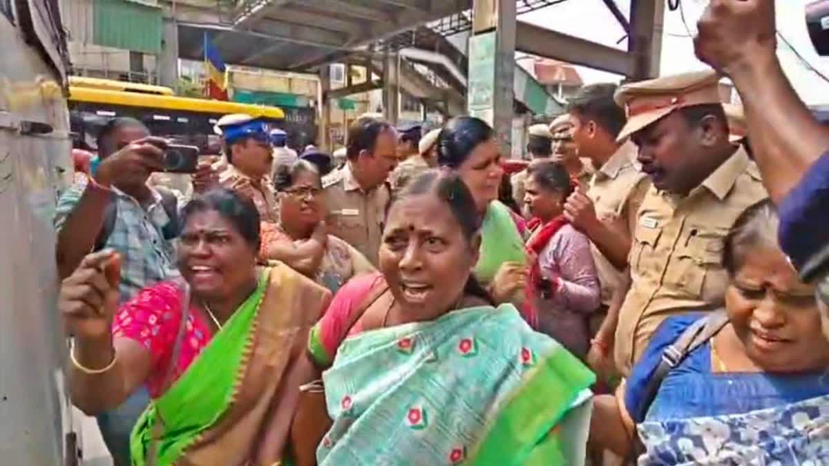 வெனிசுலா நாட்டு அதிபர் கைது செய்யப்பட்டதைக் கண்டித்து அமெரிக்கப் பள்ளியை முற்றுகையிட முயன்ற நபர்கள்