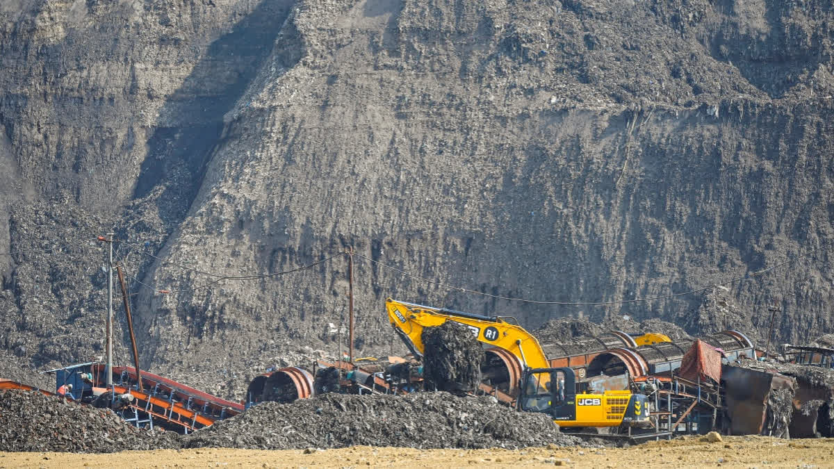 Sanitary Workers Enter Cooum River To Protest Against Privatisation Of Solid Waste Management Sanitary Workers Enter Cooum River To Protest Against Privatisation Of Solid Waste Management