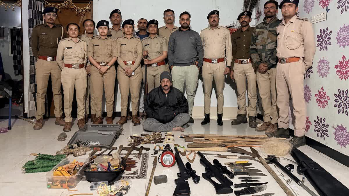 બૂટલેગરના ઘરમાંથી એરગન-હથિયારો સાથે વન્યજીવોના અવશેષો અને દેશી દારૂનો જથ્થો ઝડપાયો