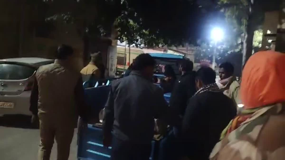 अमेठी में सड़क हादसे के बाद अस्पताल में मौजूद पुलिसकर्मी.