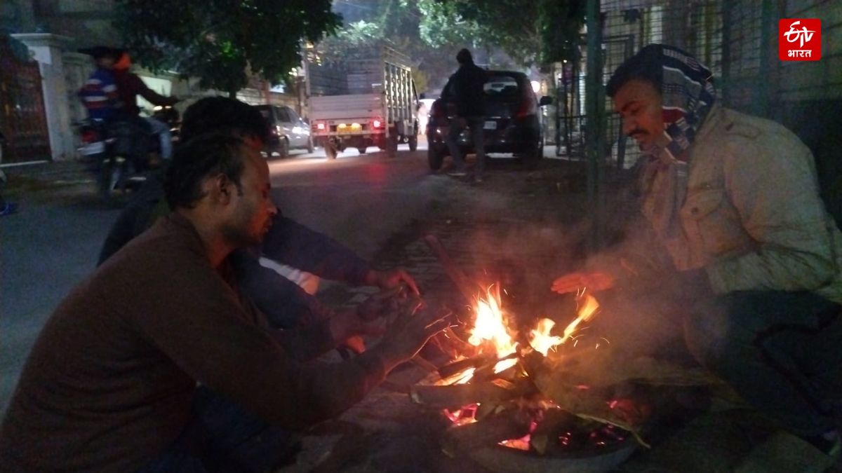 ठंड से बचने के लिए जगह-जगह लोग अलाव तापते नजर आ रहे हैं.