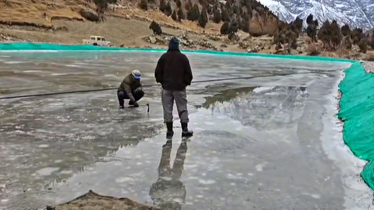 Ice skiing in Keylong
