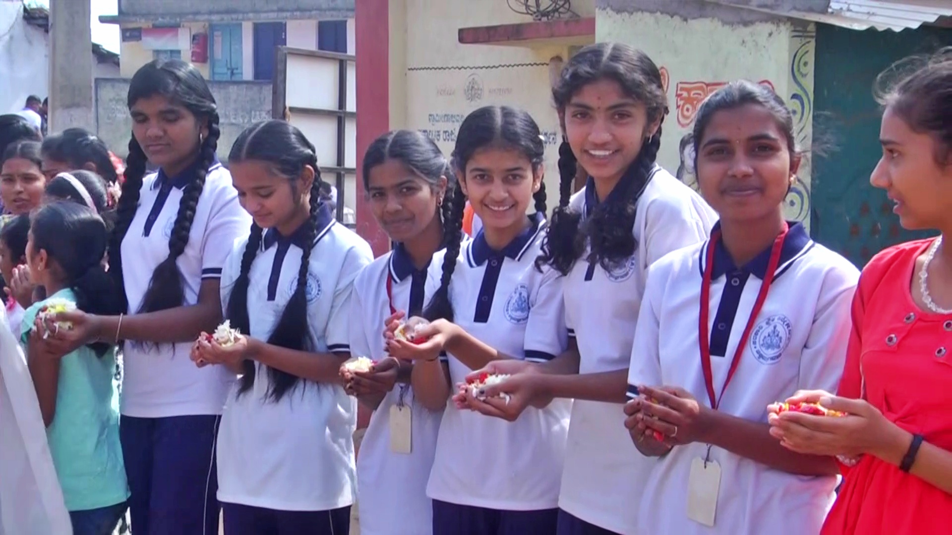 villagers-conduct-farewell-ceremony-to-teacher-in-dharwad