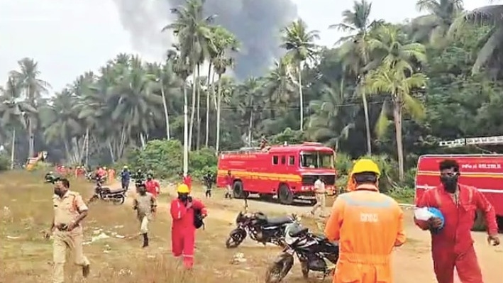 ONGC WELL GAS LEAK FIRE ONGC OIL WELL FIRE ANDHRA PRADESH GAS LEAK AT ONGC DRILL SITE