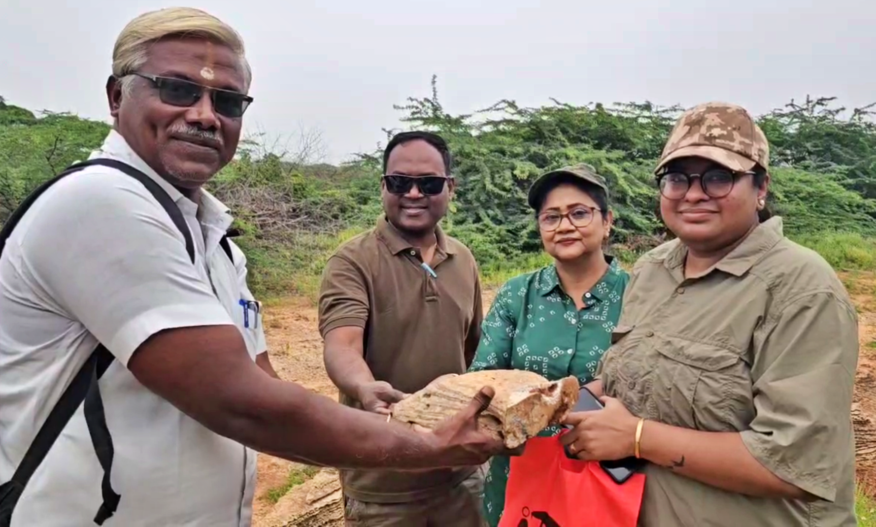 பனையூரில் வெட்டி எடுத்த பாறையை மத்திய விலங்கியல் துறை அதிகாரிகளிடம் வழங்கிய தொல்லியல் ஆர்வலர் ராஜேஷ் செல்வரதி