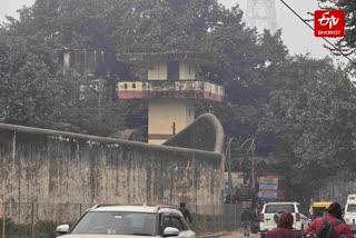 जेल में स्टाफ की कमी के कारण वॉच टावरों पर लगे ताले.