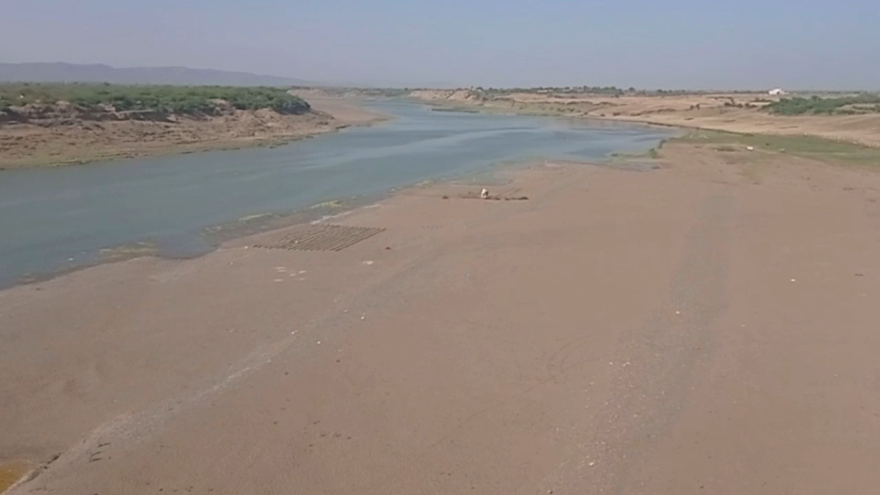 इस एरिया में अधिकांश जमीन बिना खेती वाली