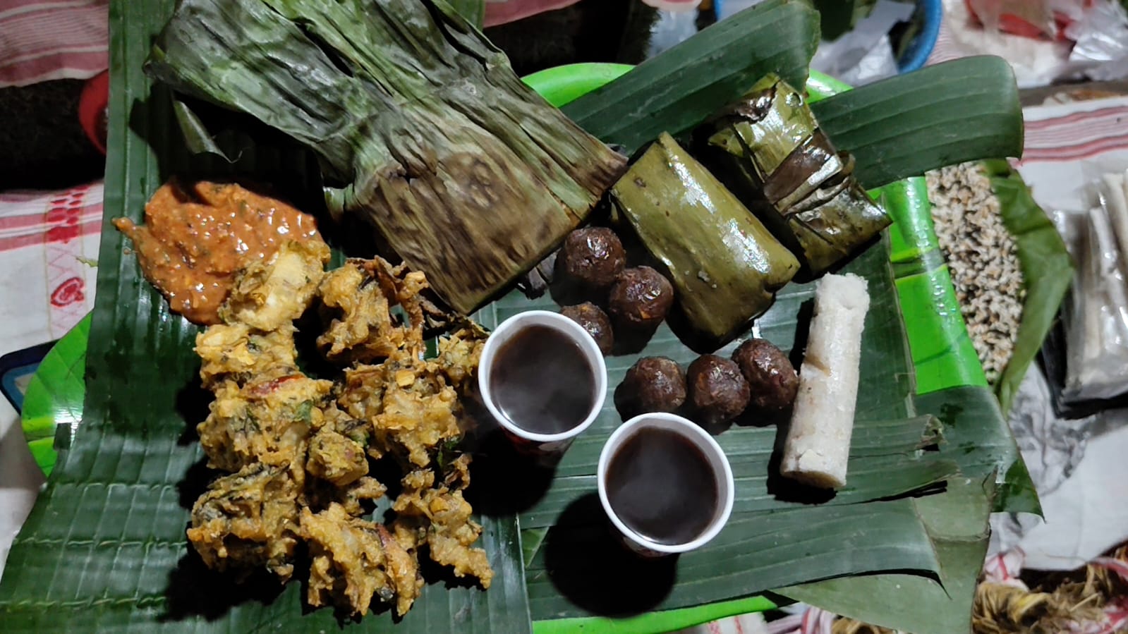 A women making tea and snaks from Banana Tree in Noonmati