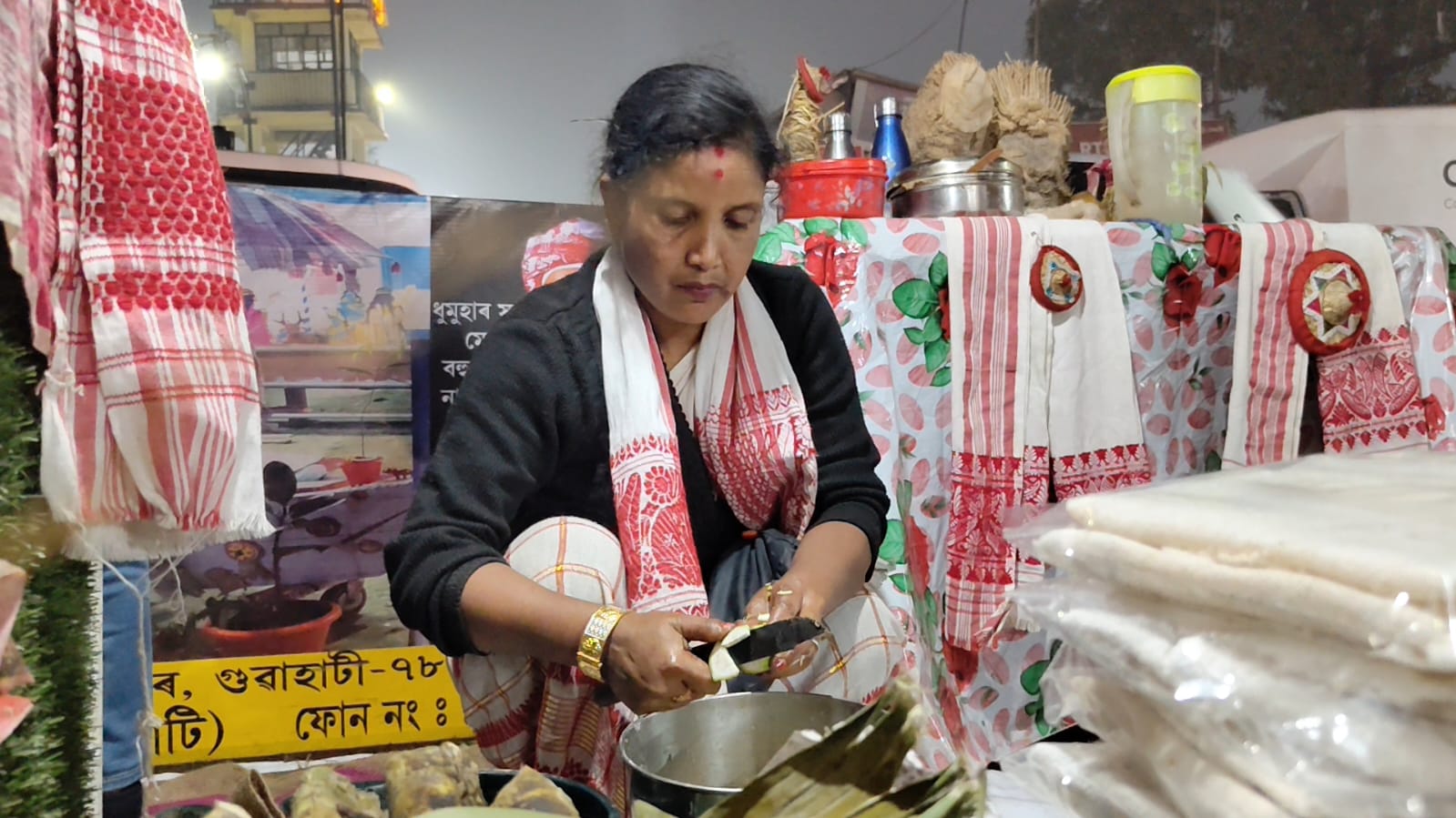 A women making tea and snaks from Banana Tree in Noonmati
