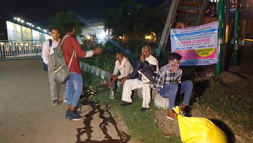 જૂનાગઢથી બીલીમોરા જતી બસને અકસ્માત નડતા મુસાફરોને અન્ય બસમાં મોકલવામાં આવ્યા હતા