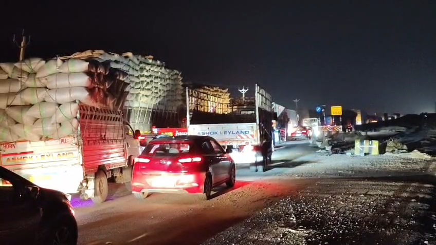 રાજકોટ-જેતપુર હાઇવે પર લાંબા ટ્રાફિક જામના દ્રશ્યો જોવા મળ્યા હતા