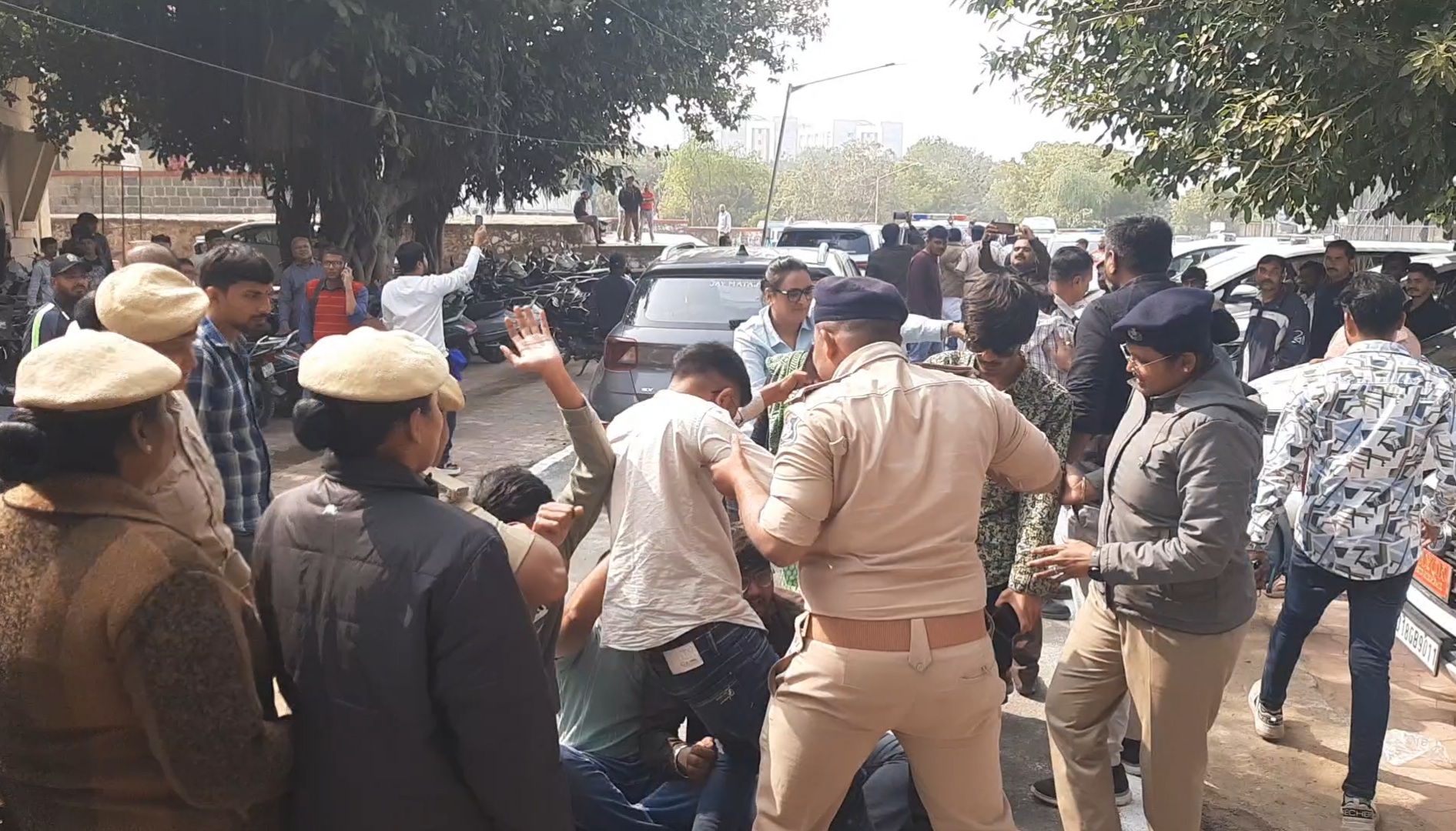 ભાવનગરમાં ગાંધીનગરની ટીમનો વિરોધ