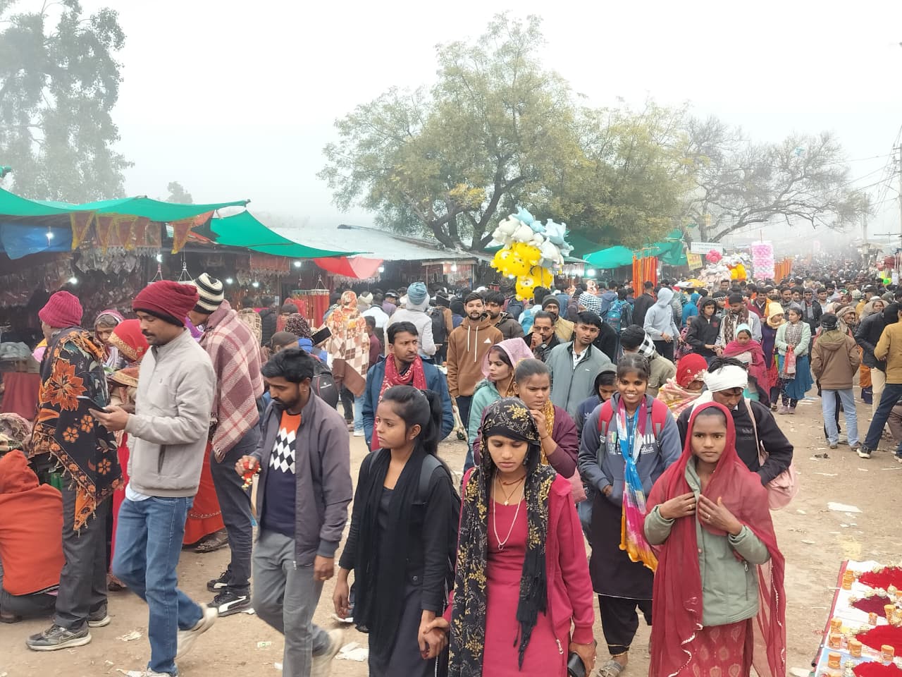 मंदिर में पहुंचे श्रद्धालु