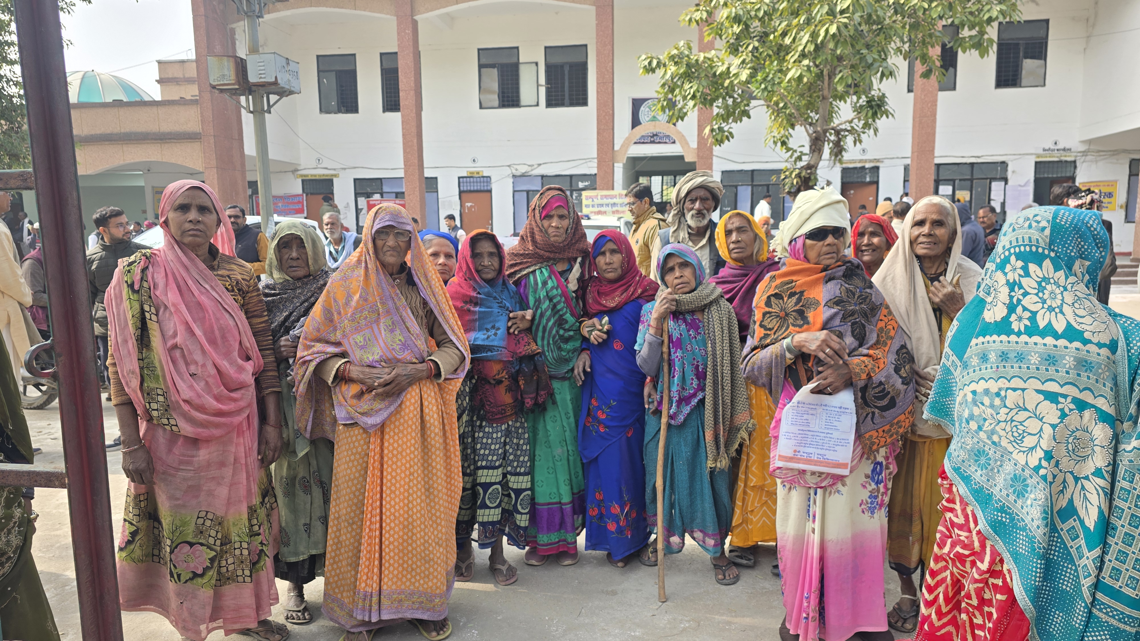 सरीला तहसील पहुंचे वृद्धावस्था और विधवा पेंशन के फरियादी.