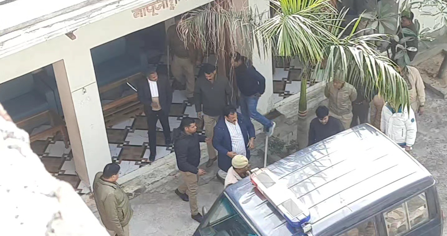 सपा के पूर्व विधायक के घर पहुंची पुलिस टीम.