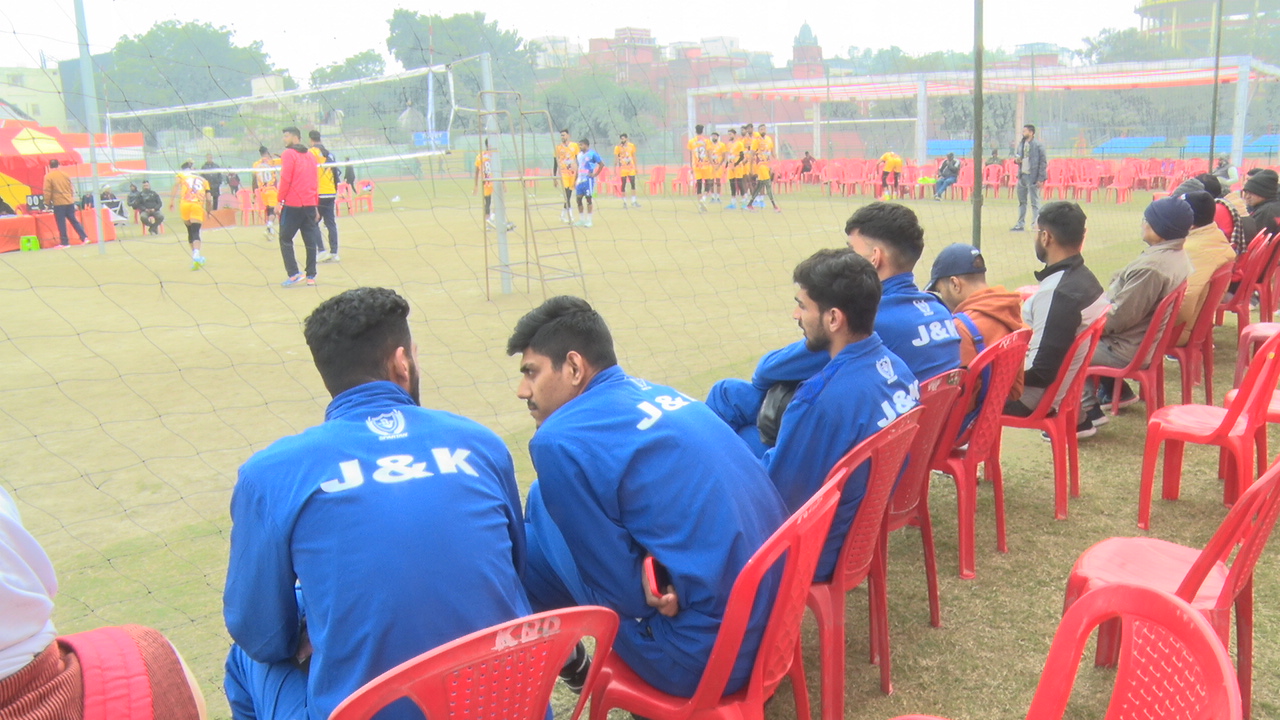 नेशनल वॉलीबॉल चैंपियनशिप में प्रैक्टिस के दौरान खिलाड़ी