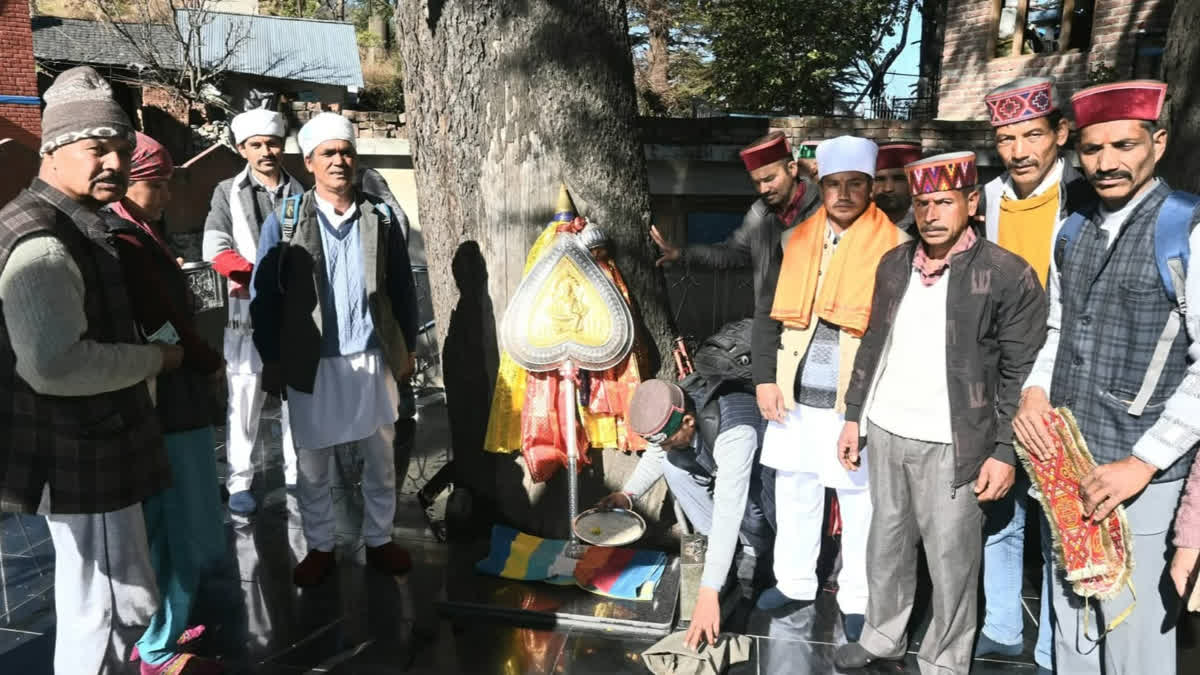 मंडी शिवरात्रि महोत्सव के लिए रवाना हुए ये देवता, 9 दिन की यात्रा के बाद पहुंचेंगे छोटी काशी मंडी शिवरात्रि महोत्सव के लिए रवाना हुए बड़ा देव कमरुनाग