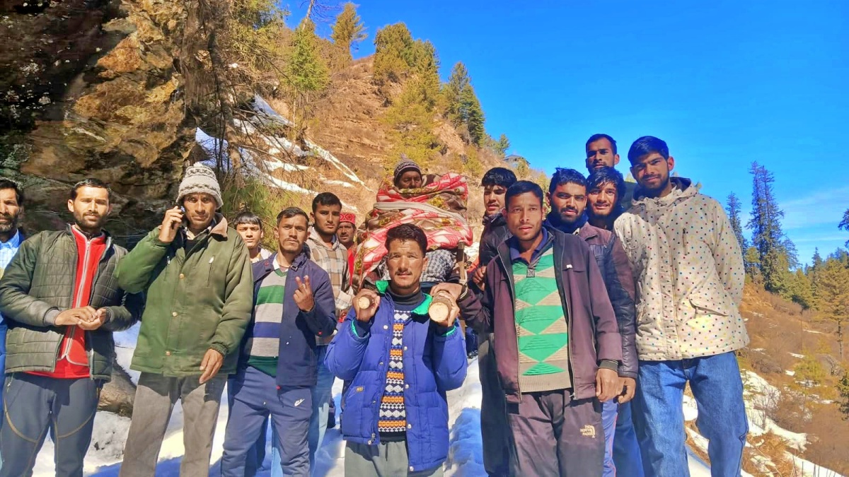 SNOWFALL IN SERAJ VALLEY ROAD CLOSED