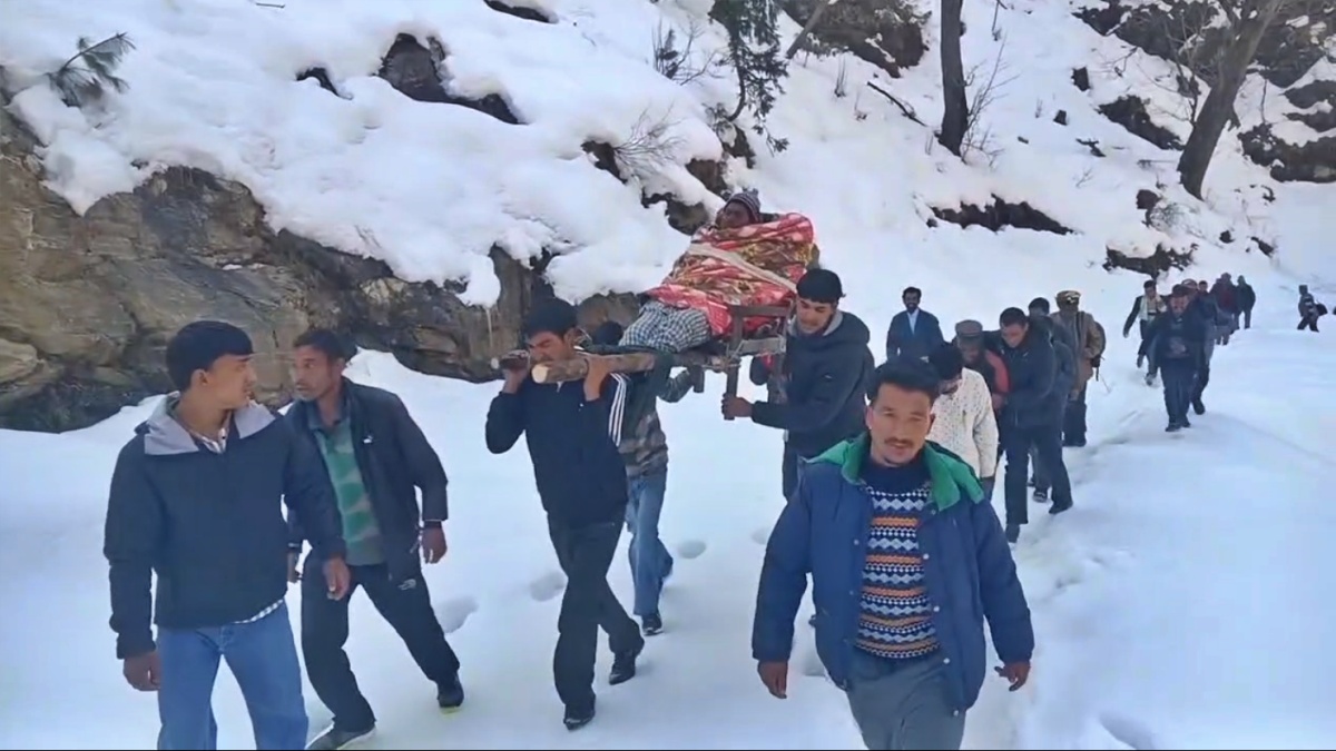 SNOWFALL IN SERAJ VALLEY ROAD CLOSED