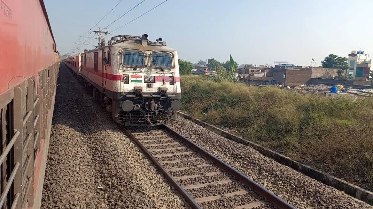 चलती ट्रेन से उतरने की जल्दी, एक्सप्रेस के नीचे आने वाली थी महिला, फिर हुआ  चमत्कार
