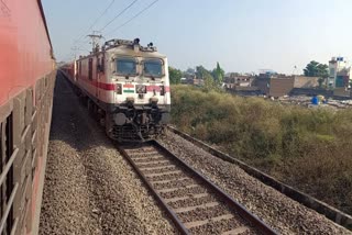 WOMAN FELL MOVING TRAIN IN BHOPAL