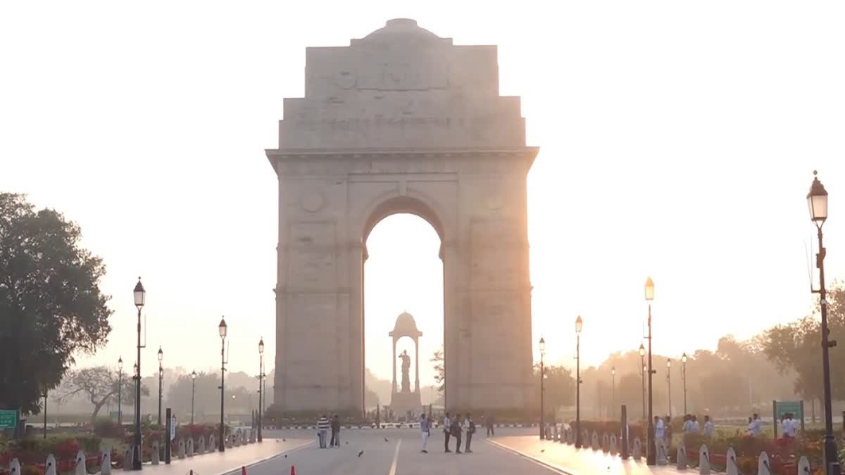 Due to increase in temperature, the number of people at India Gate decreased.
