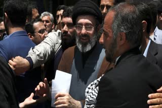 مجتبیٰ خامنہ ای کون ہیں: ایران کے حکمرانی نظام میں ایک بااثر شخصیت