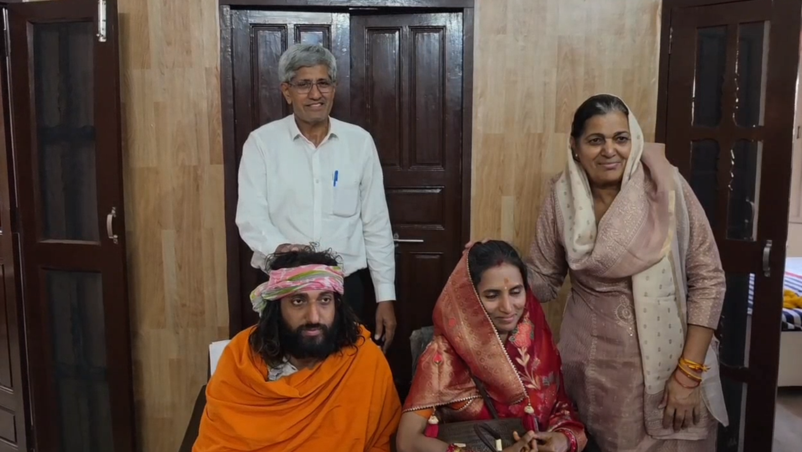 ಪುತ್ರ, ಸೊಸೆಗೆ ಆಶಿರ್ವದಿಸಿದ ತಂದೆ-ತಾಯಿ