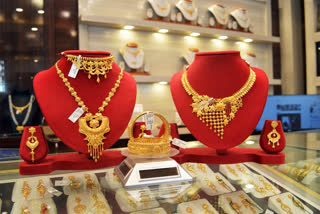 gold-rises-over-1-pc-to-rs-1-dot-51-lakh-slash-10g-in-futures-trade