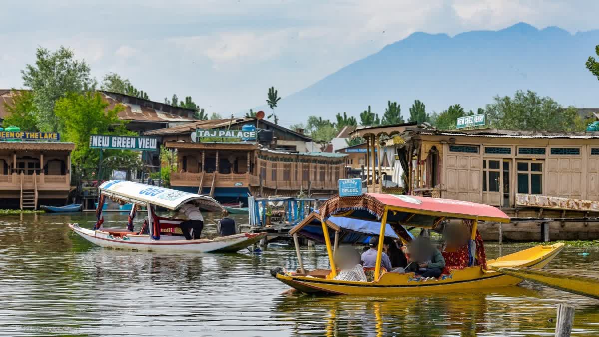 83 Year Old US Tourist Dies During Stay In Dal Lake Houseboat In Kashmir