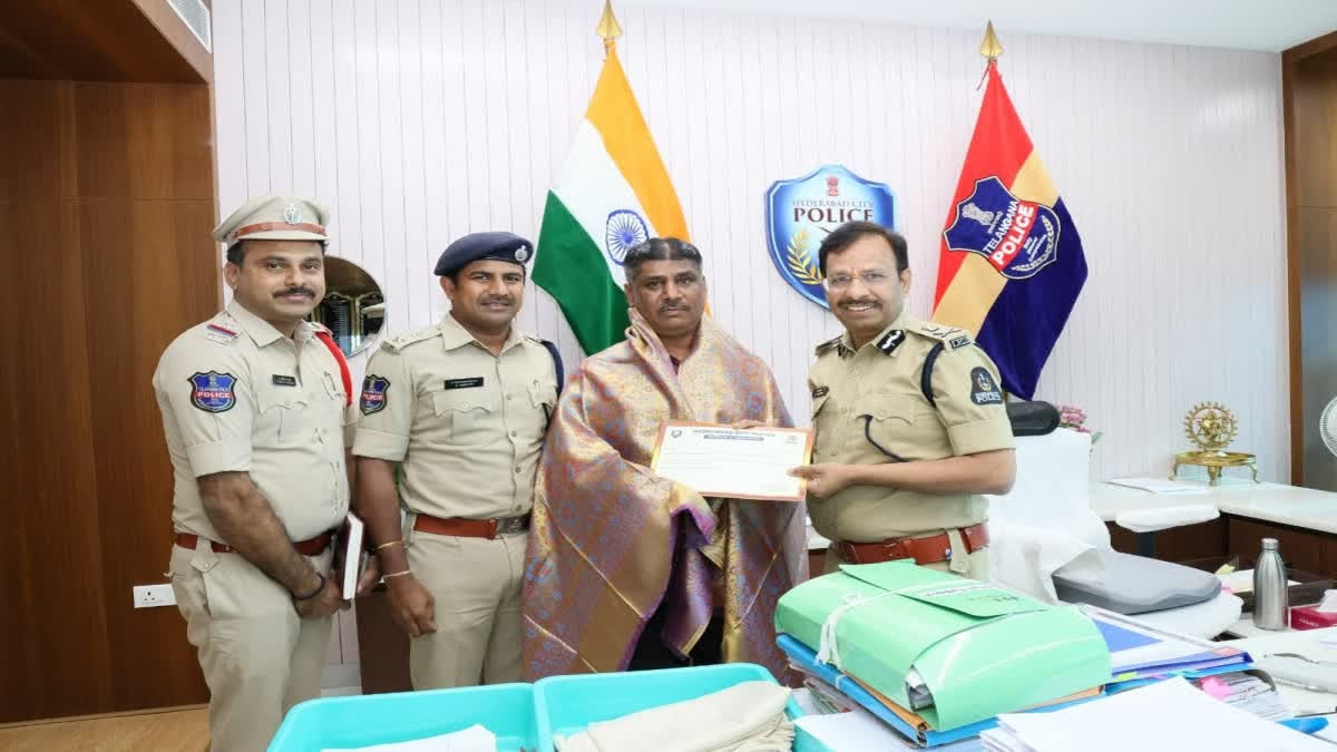Watch: Auto Driver’s Daring Act Foils Chain Snatching In Hyderabad; Police Commissioner Felicitates Him Hyderabad Police Commissioner VC Sajjanar(R) felicitates auto driver Mohammed Zaheer for foiling chain snatching