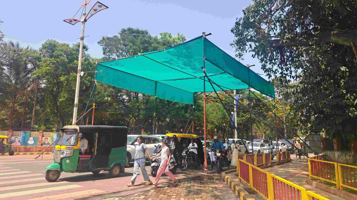 ಬೆಳಗಾವಿ :ಬಿಸಿಲಿನಿಂದ ಪಾರಾಗಲು ಟ್ರಾಫಿಕ್ ಸಿಗ್ನಲ್​ನಲ್ಲಿ ನೆರಳಿನ ವ್ಯವಸ್ಥೆ: ಪಾಲಿಕೆ ವಿನೂತನ ಕಾರ್ಯಕ್ಕೆ ಬೆಳಗಾವಿ ಮಂದಿ ಮೆಚ್ಚುಗೆ.. hot summer season traffic making shadow 