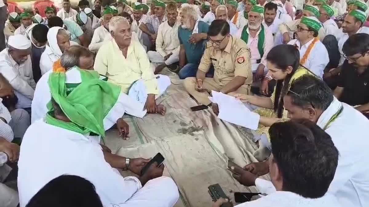 किसान नेताओं ने धरना-प्रदर्शन करते हुए निकाली रैली
