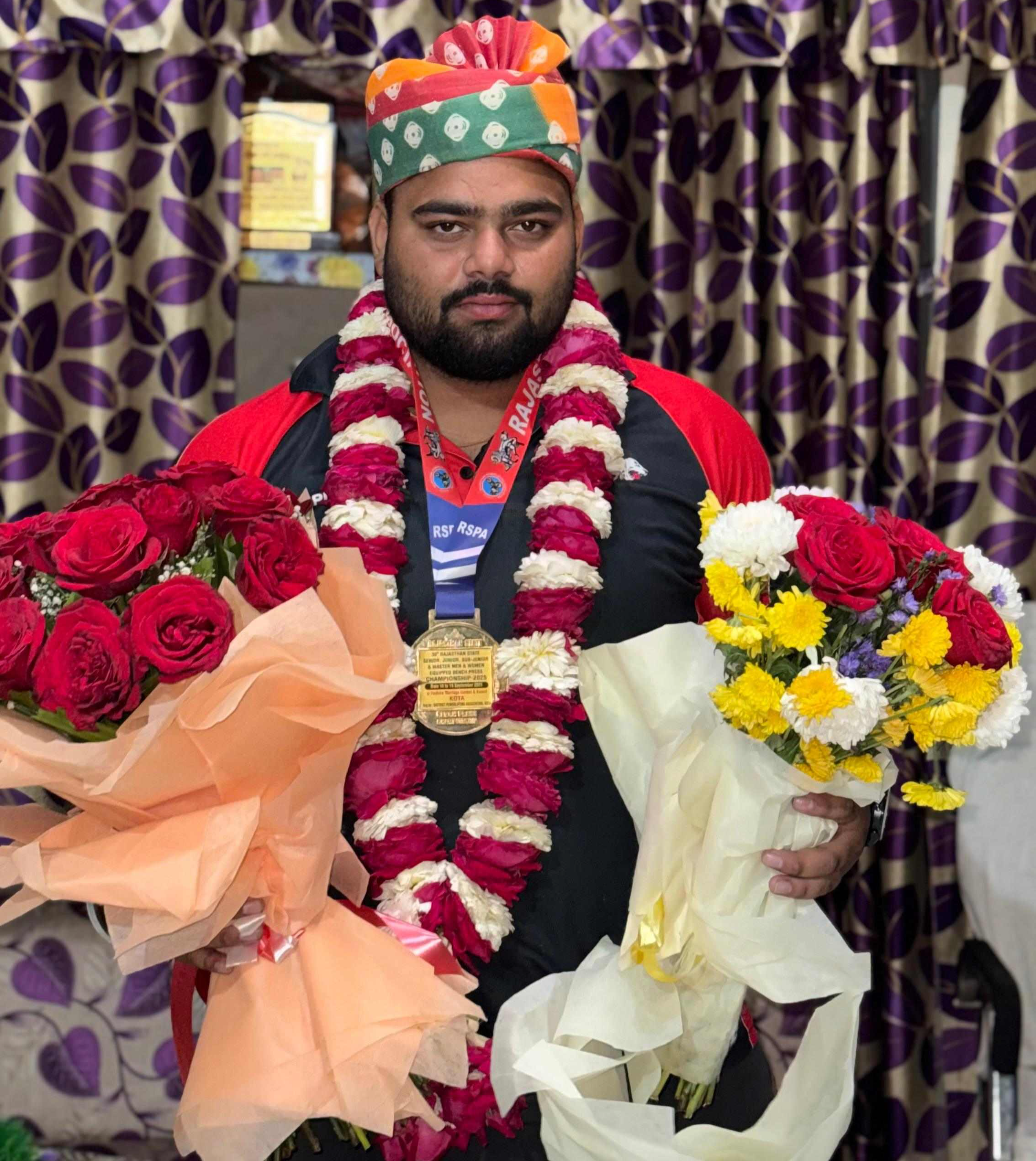 प्रतियोगिता में हासिल मेडल के साथ जितेंद्र