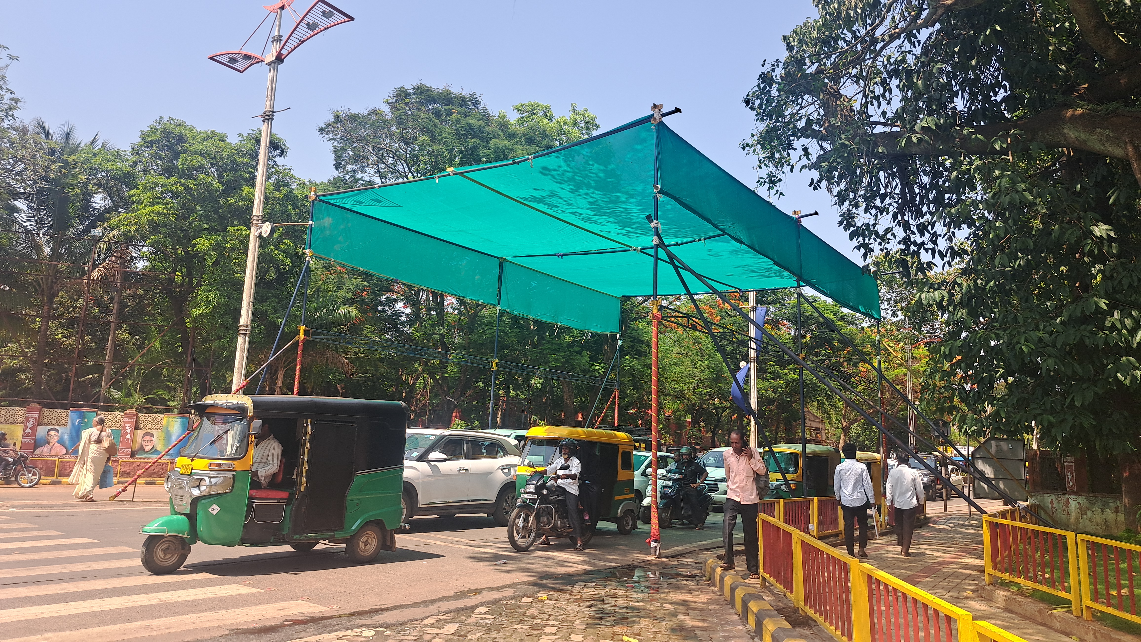 Green Tent At Traffic Signals