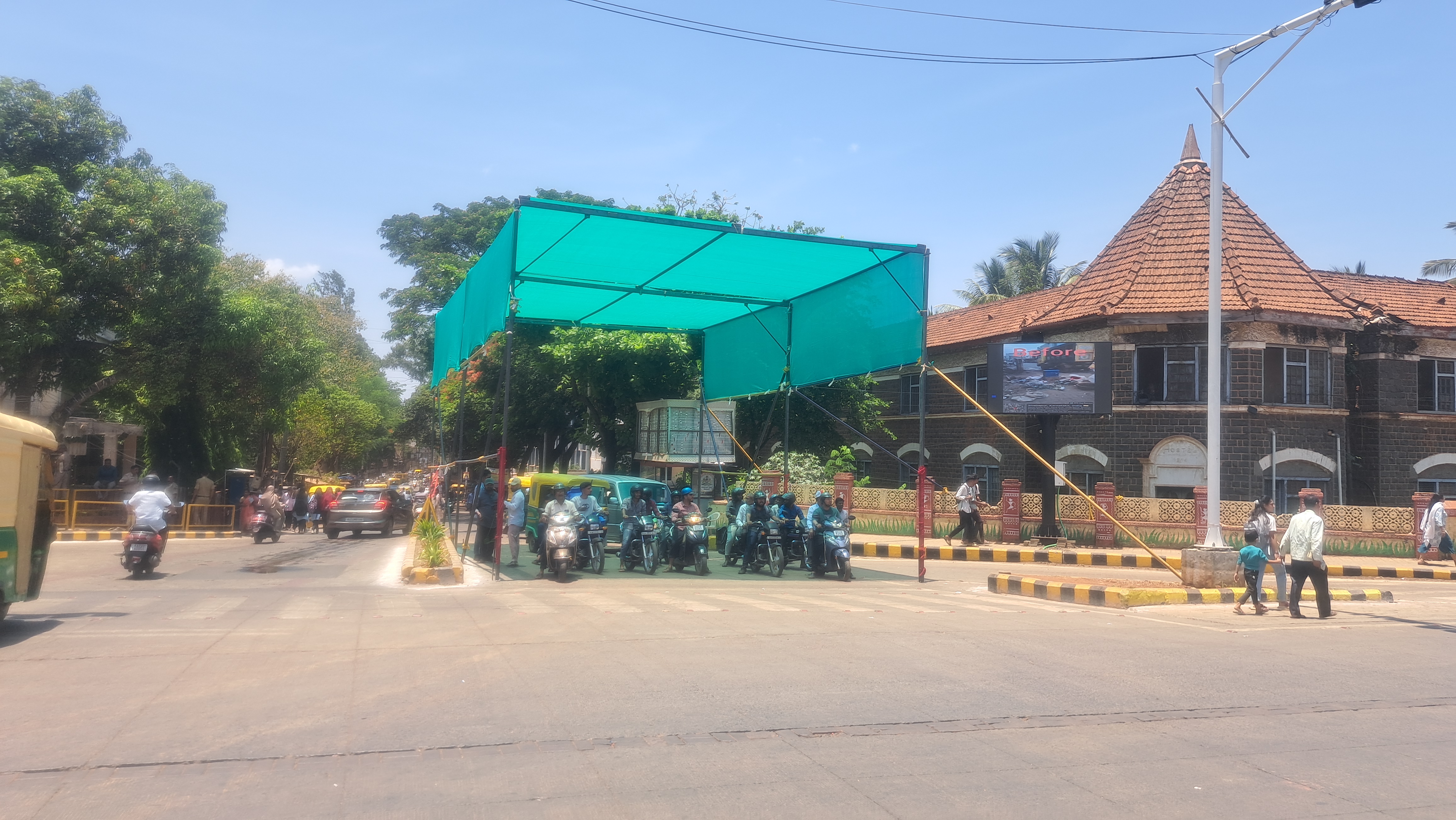Green Tent At Traffic Signals