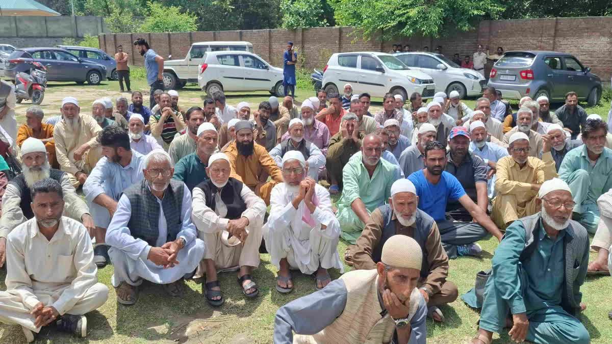 اونتی پورہ میں زمین کو واپس لینے کے سرکاری فیصلے کے خلاف احتجاج