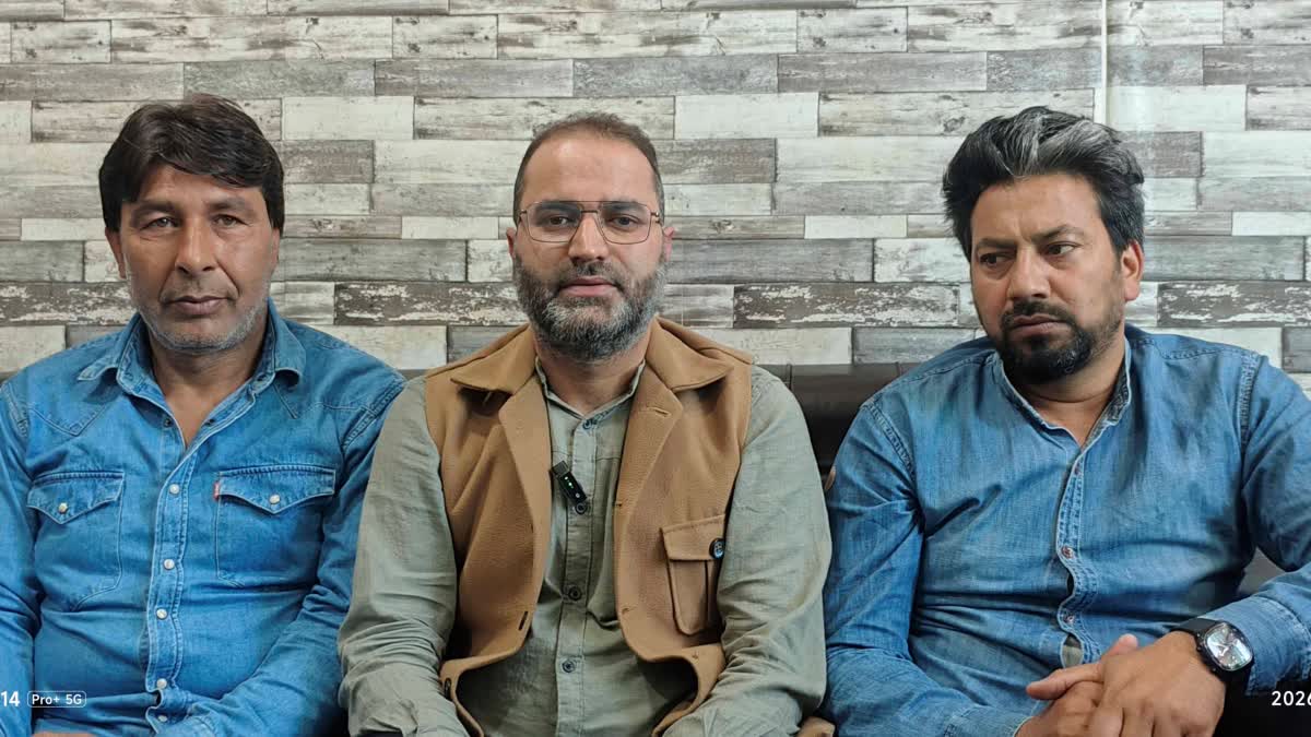 اے اے پی کے ریاستی ترجمان مدثر حسن میڈیا سے بات کرتے ہوئے