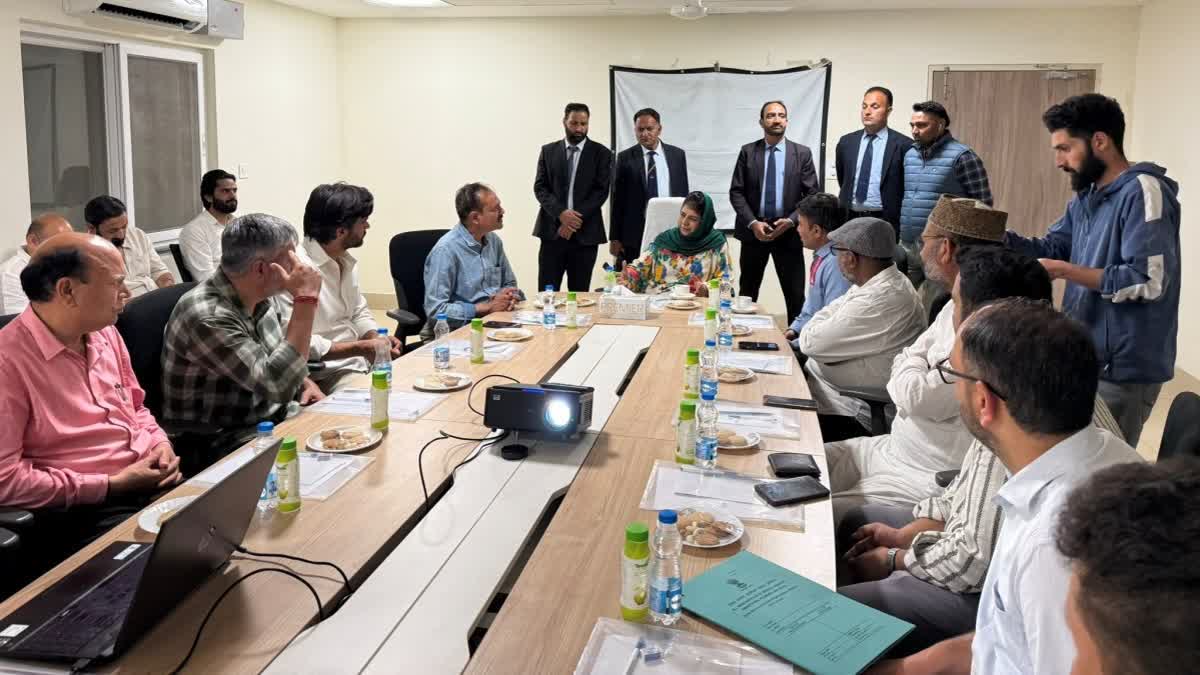 ایمس کشمیر پر تنازعہ: محبوبہ مفتی کے دورہ کے بعد جموں و کشمیر حکومت نے جائزہ میٹنگ کی