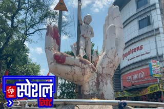 गजबजलेल्या चौकातील नंगा पुतळा