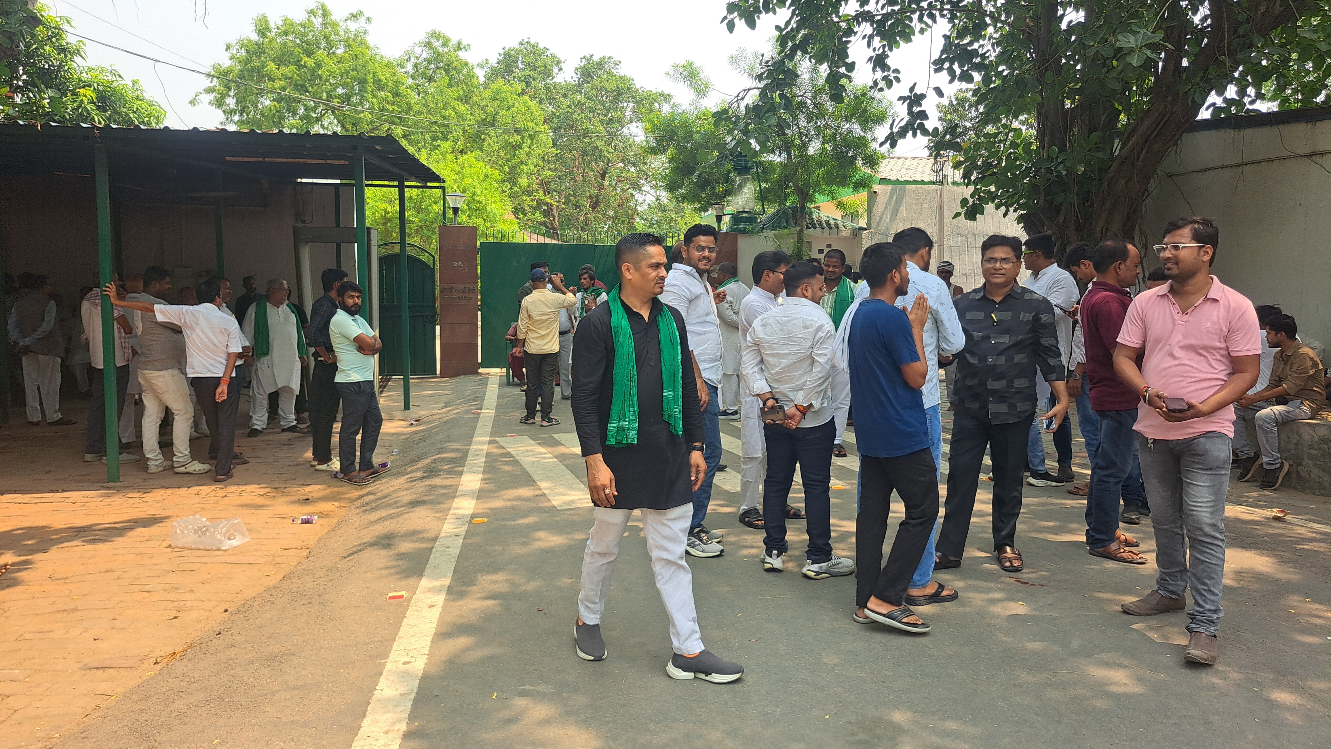 राबड़ी आवास को RJD कार्यकर्ताओं ने घेरा