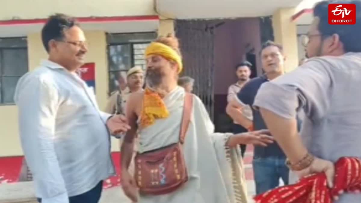 आश्रम पहुंचने से पहले पूर्व महंत गिरफ्तार.