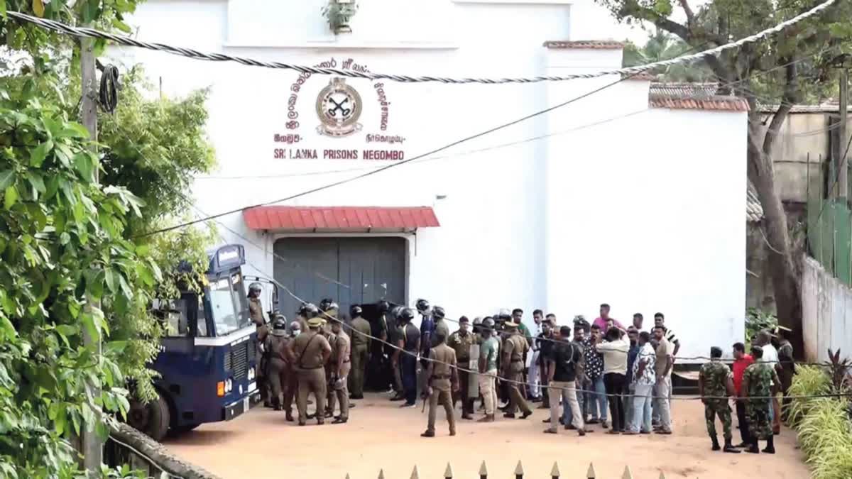 நீர்க்கொழும்பு சிறை முன் குவிக்கப்பட்டுள்ள போலீசார்
