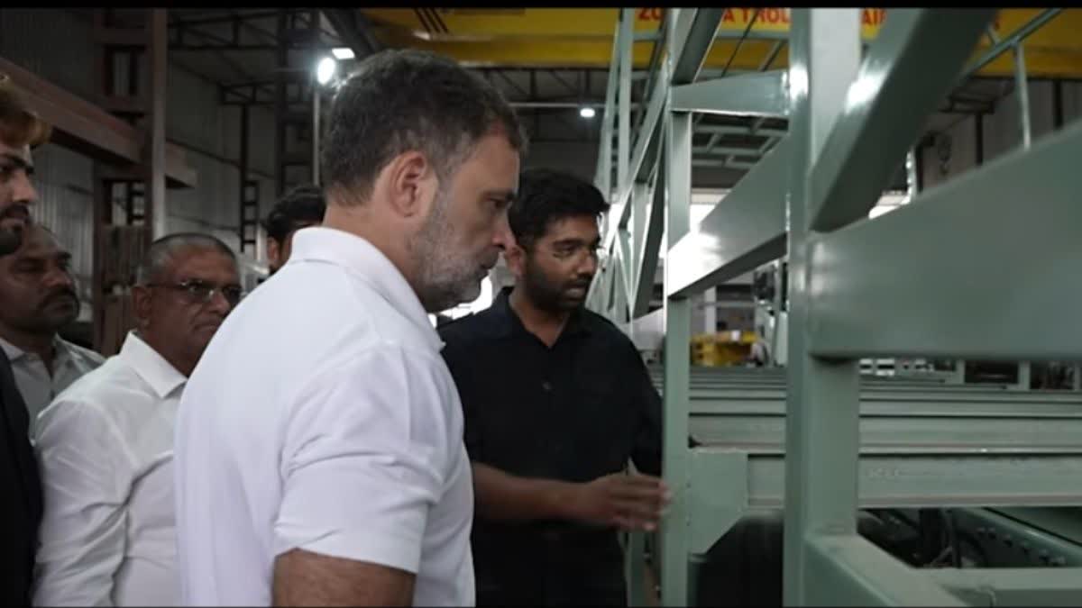 Rahul Gandhi at a workshop in Gangwana on the Ajmer-Jaipur Highway