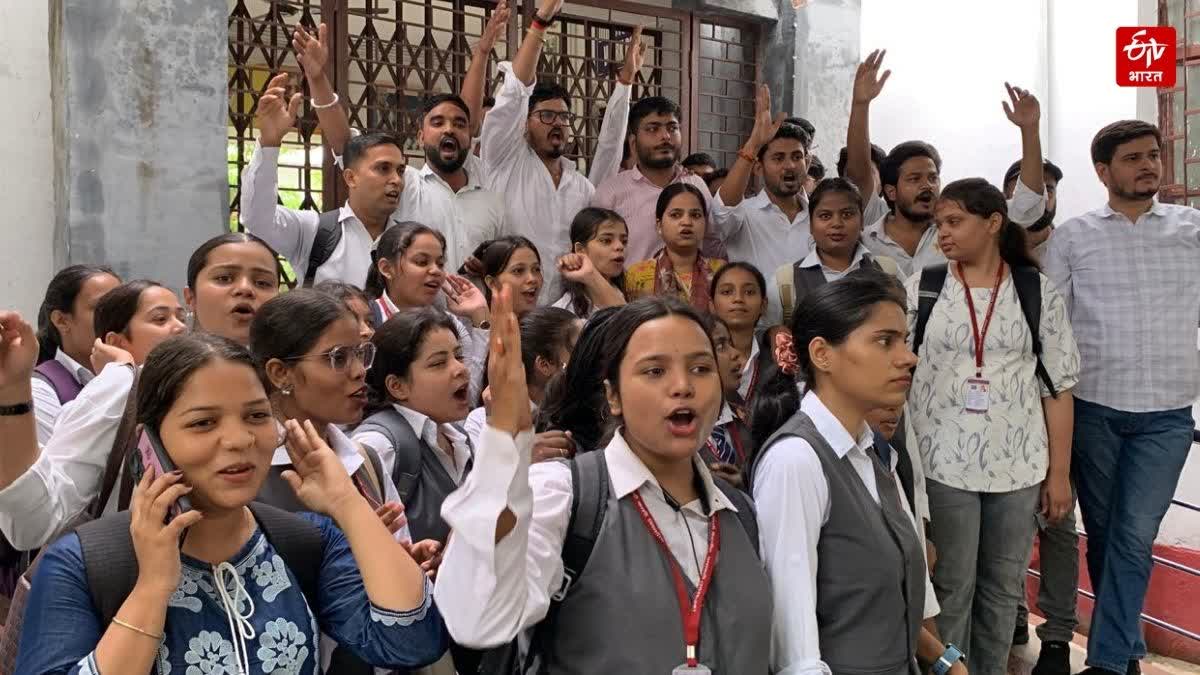 एमएसडब्ल्यू के छात्रों का प्रदर्शन
