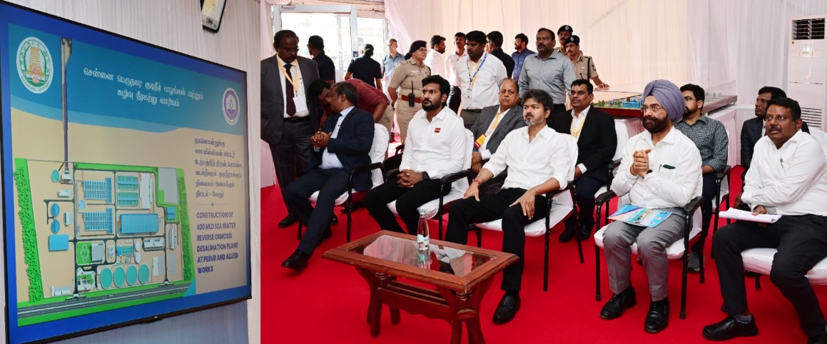 திட்டப்பணிகள் குறித்து அதிகாரிகளுடன் ஆலோசிக்கும் முதல்வர் விஜ