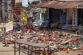 கரூர் கூட்ட நெரிசலுக்குப் பிறகு அந்த பகுதியில் சிதறி கிடந்த காலணிகள்