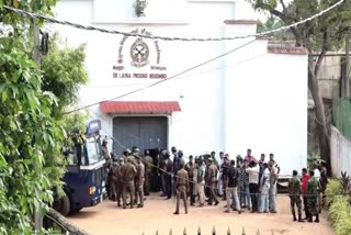 நீர்க்கொழும்பு சிறை முன் குவிக்கப்பட்டுள்ள போலீசார்