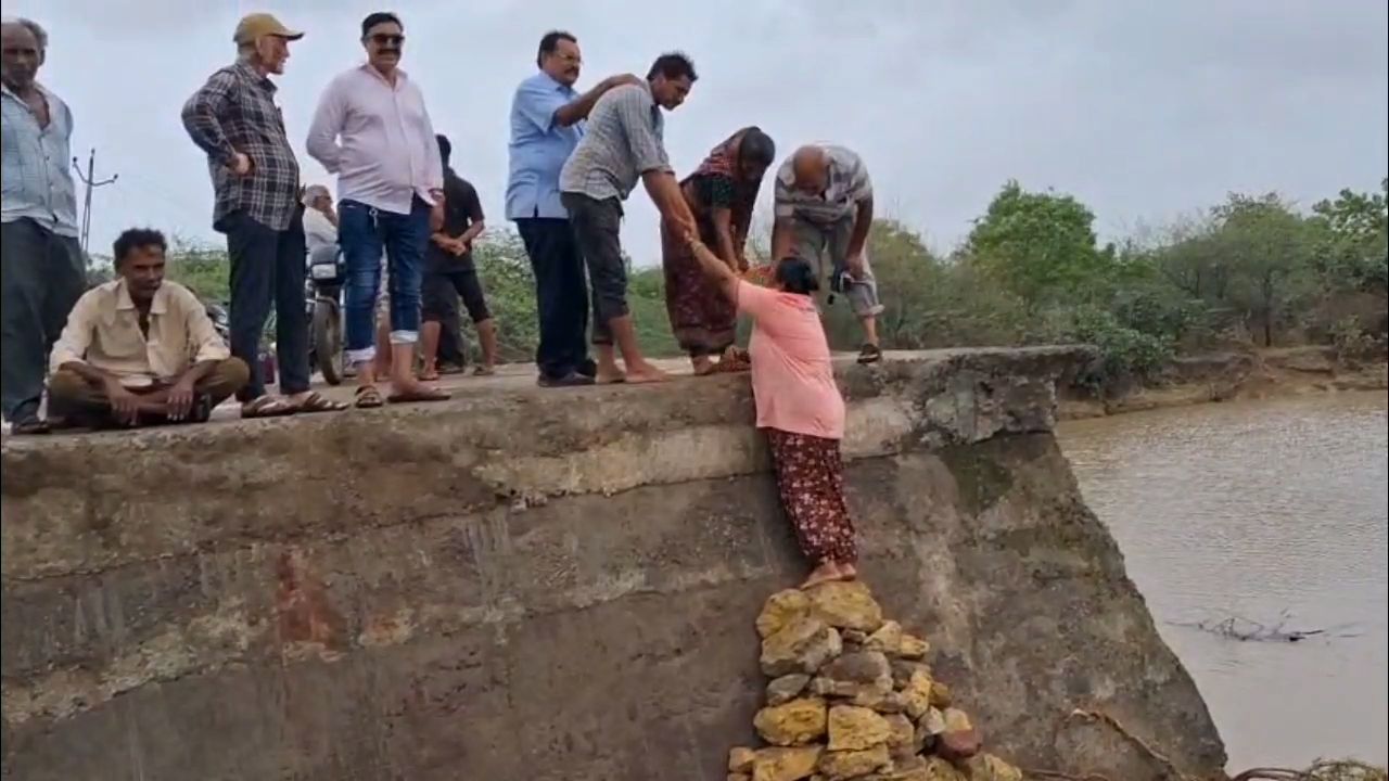 કોઝવે તૂટી જતા ખેડૂતો અને ગામ લોકોની વૈકલ્પિક વ્યવસ્થાની માંગ કરી છે.