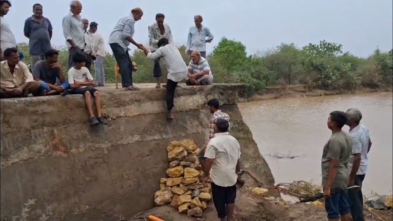 જીવના જોખમે લોકો રસ્તો પસાર કરવા મજબૂર બન્યા છે.
